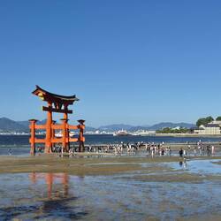 Das Torii sechs Stunden später bei Ebbe