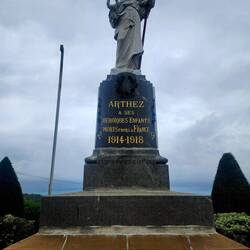 A WW 1 memorial to all the " children" of France who died in the war