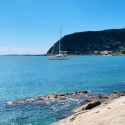 Nach dem Umankern sind wir schon etwas näher am Land