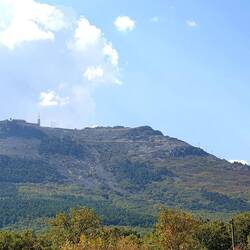 Der Pena de Francia mit dem Kloster und Sendemast
