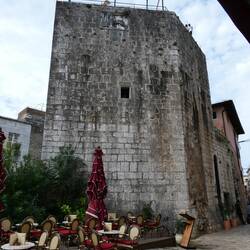 Der fünfeckige Turm, Überrest der Stadtmauer