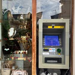 Sehr geschäftstüchtig: Schmuckgeschäft mit integriertem Geldautomat