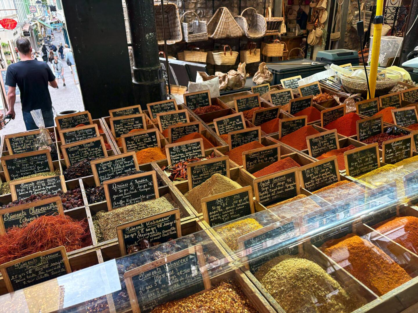 Viele Gewürze zur Auswahl auf dem Markt