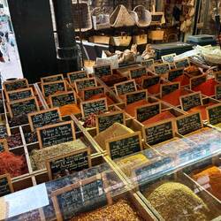 Viele Gewürze zur Auswahl auf dem Markt