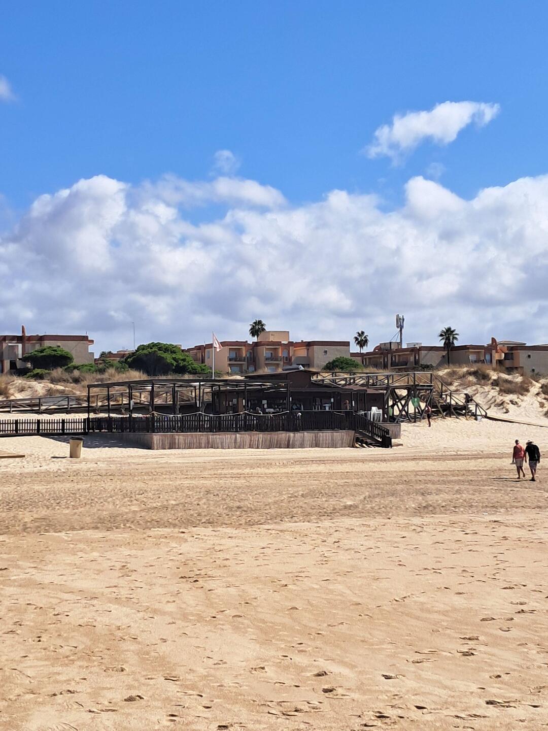 Unser Hotel mit Strandbar vom Meer aus gesehen