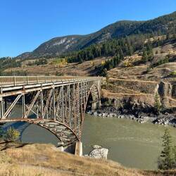 Blick auf die alte Brücke, die sich elegant durch das Tal zieht.
