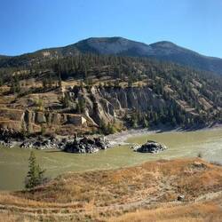 Panoramablick auf die Brücke über den Fraser River – majestätisch eingebettet.