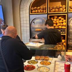 Kumpir -gefüllte Kartoffeln als Fastfood.