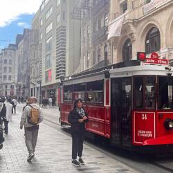 Die nostalgische Straßenbahn auf der Istiklal.