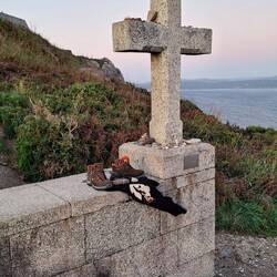 Algunos dejan ahi sus zapatos después de haber hecho el camino.