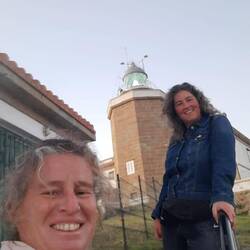 Con el faro de Finisterre al fondo.