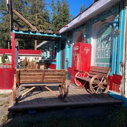 Das High Five Diner in Little Fort – Retro-Charme mit Coca-Cola-Flair.