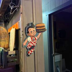 Im High Five Diner grüßt Big Boy – ein Klassiker der amerikanischen Diner-Kultur.