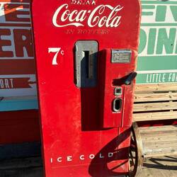 Eine echte Rarität: Coca-Cola-Automat aus vergangenen Zeiten – eisgekühlt für 7 Cent.