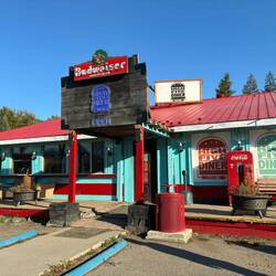 Vor dem High Five Diner in Little Fort.