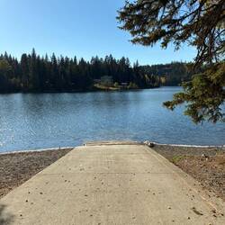 Blick über den glatten See – nur das leise Plätschern des Wassers.