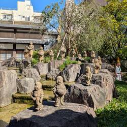 Lauter kleine Buddhas