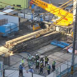 Morgenappell auf der Baustelle mit anschließender Gymnastik für alle