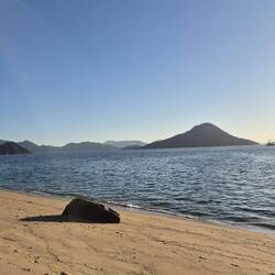 Kleiner Strand auf der Insel Ujina