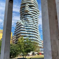 Ein Hochhaus mit dem Gesicht des Freiheitskämpfers Skanderbeg. Wenn er das wüsste 😂