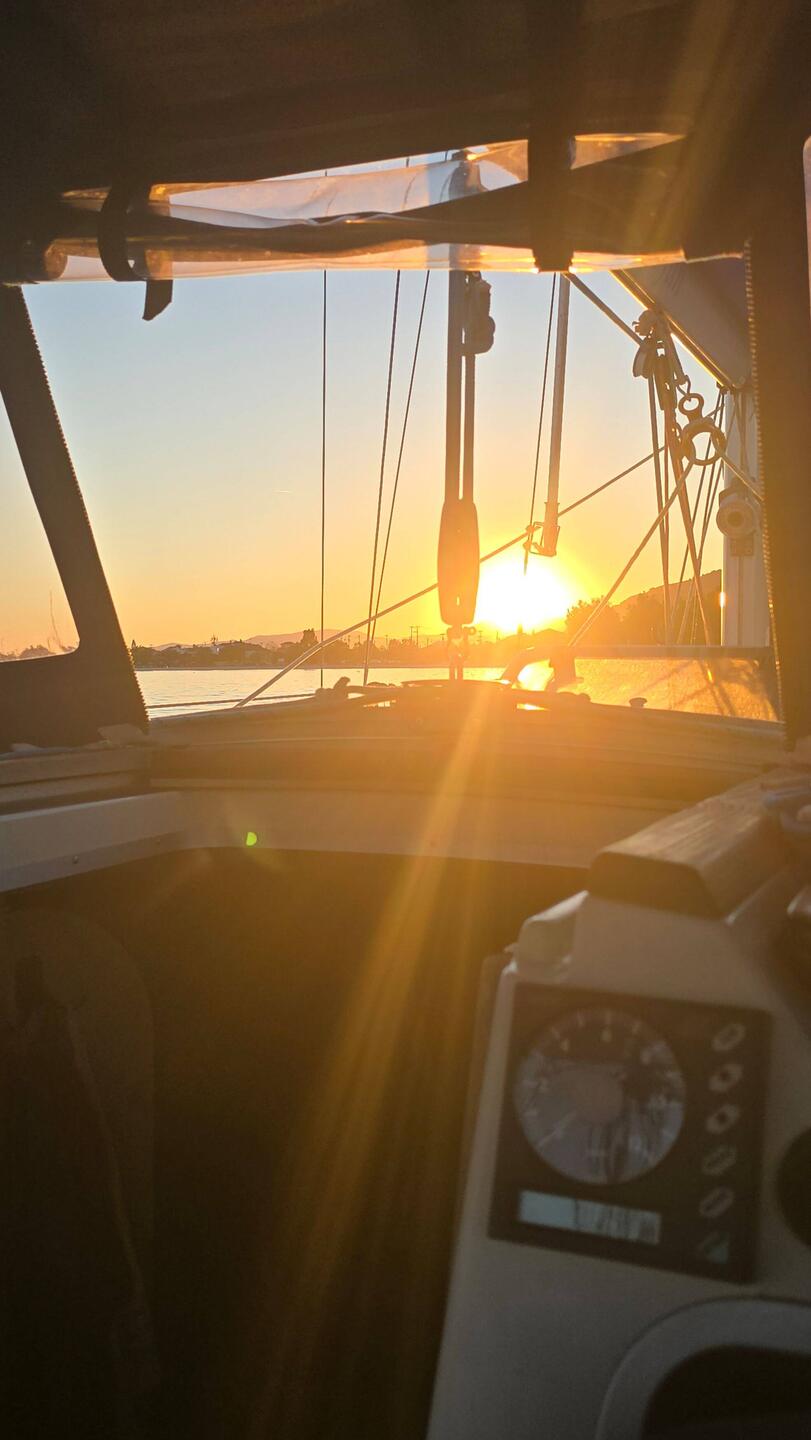 Sonnenuntergänge gibt es überall, hier vor Anker vor Mitikas