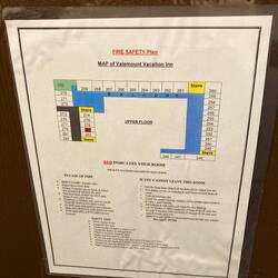 Klassischer Motel-Charme: der obligatorische Evakuierungsplan an der Tür.