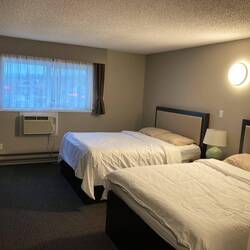 Unser Zimmer im Valemount Vacation Inn – schlicht, sauber und mit Aussicht auf die Straße.