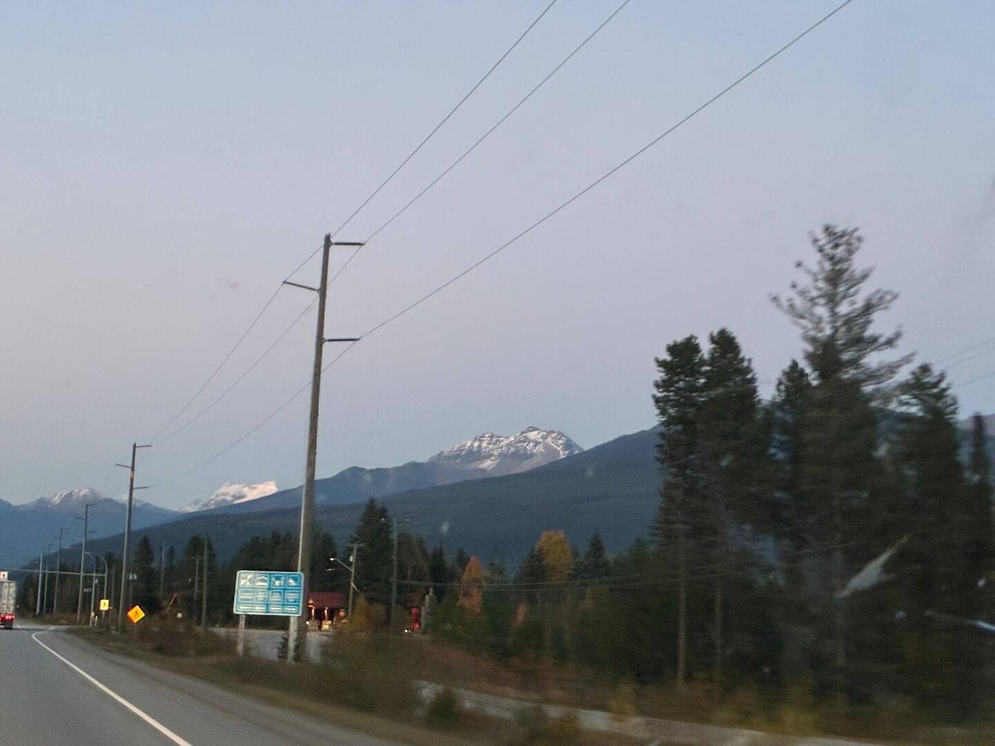 Kurz vor Valemount – die Abenddämmerung legt sich über die schneebedeckten Gipfel der Rockies.