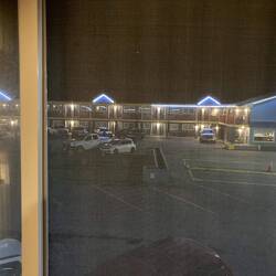 Blick aus dem Zimmer – das Valemount Vacation Inn im nächtlichen Licht.