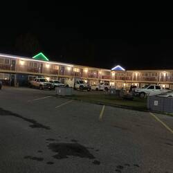 Das Valemount Vacation Inn bei Nacht – typische Motel-Atmosphäre mit Neonlicht und parkenden Trucks.