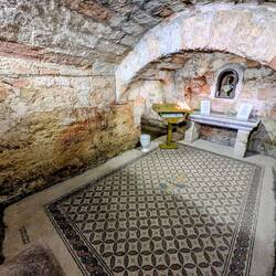 hinten links die Taufstelle