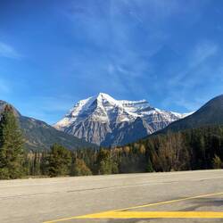 Der Mount Robson in voller Pracht – ein majestätischer Anblick entlang des Icefields Parkway.