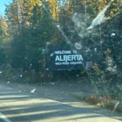 Willkommen in Alberta – das „Wild Rose Country“ begrüßt uns mit strahlendem Sonnenschein.
