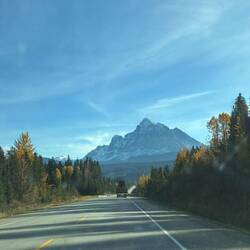 Fahrt ins Herz der Rockies – die schneebedeckten Gipfel rücken immer näher.