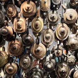 Teekannen-Kunstwerk an der Wand.