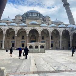 Schuhe ausziehen- Tuch überhängen!