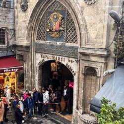 Einer von vielen Eingängen in den Bazar.