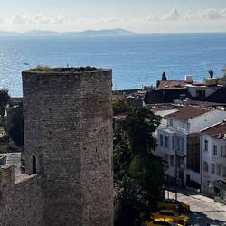 Das Taxi wartet schon auf uns.