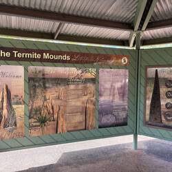 Rechts im Bild die Termitenpyramide