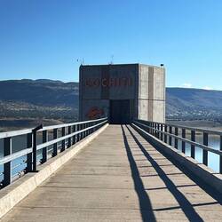 Das Ende des Dammes am See.