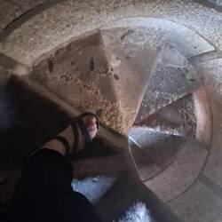 Bajando la escalerita de la torre. Muito estrechinha.