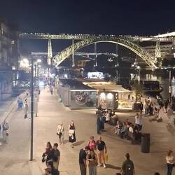 Nos sorprendió la vida nocturna de esta ciudad. Impresionante la cantidad de gente en la calle
