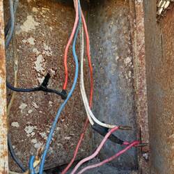 Kein Wunder, dass hier so oft der Strom ausfällt (wenn der Wind den Deckel zuweht)