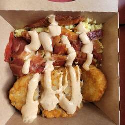 Mein Frühstück- bestellt war egg & bacon box... es gab Kartoffelpuffer mit Majo & etwas Ei & Bacon