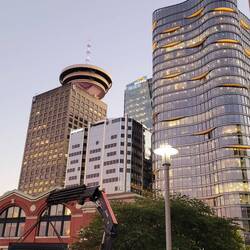 Blick auf Vancouver Lookout - 168 m hoch & mit Drehplattform