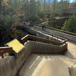 Besucher können die Naturgewalt des Wassers aus nächster Nähe erleben, sicher geführt über Stege.