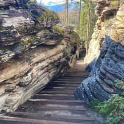Zwischen jahrtausendealten Felswänden führen die Stufen hinab in die vom Wasser geschaffene Schlucht