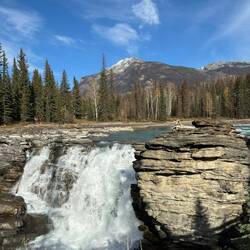 Donnerndes Wasser, funkelnde Gischt und die Ruhe der Rockies.