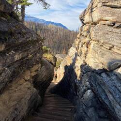 Zwischen den Felswänden öffnet sich der Blick auf die unberührte Landschaft des Jasper Nationalparks