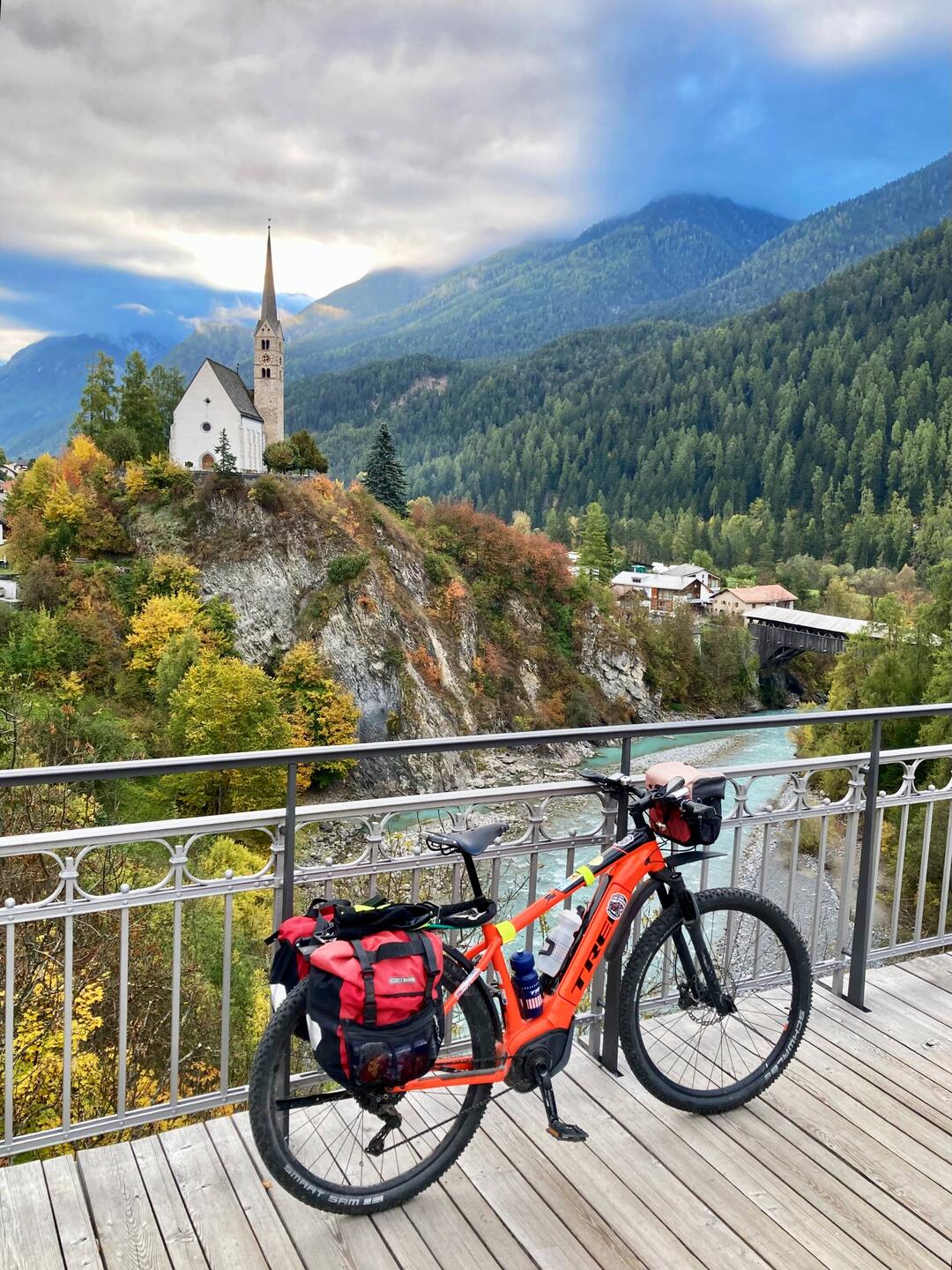 Start der Velotour hoch über dem Inn in Scuol